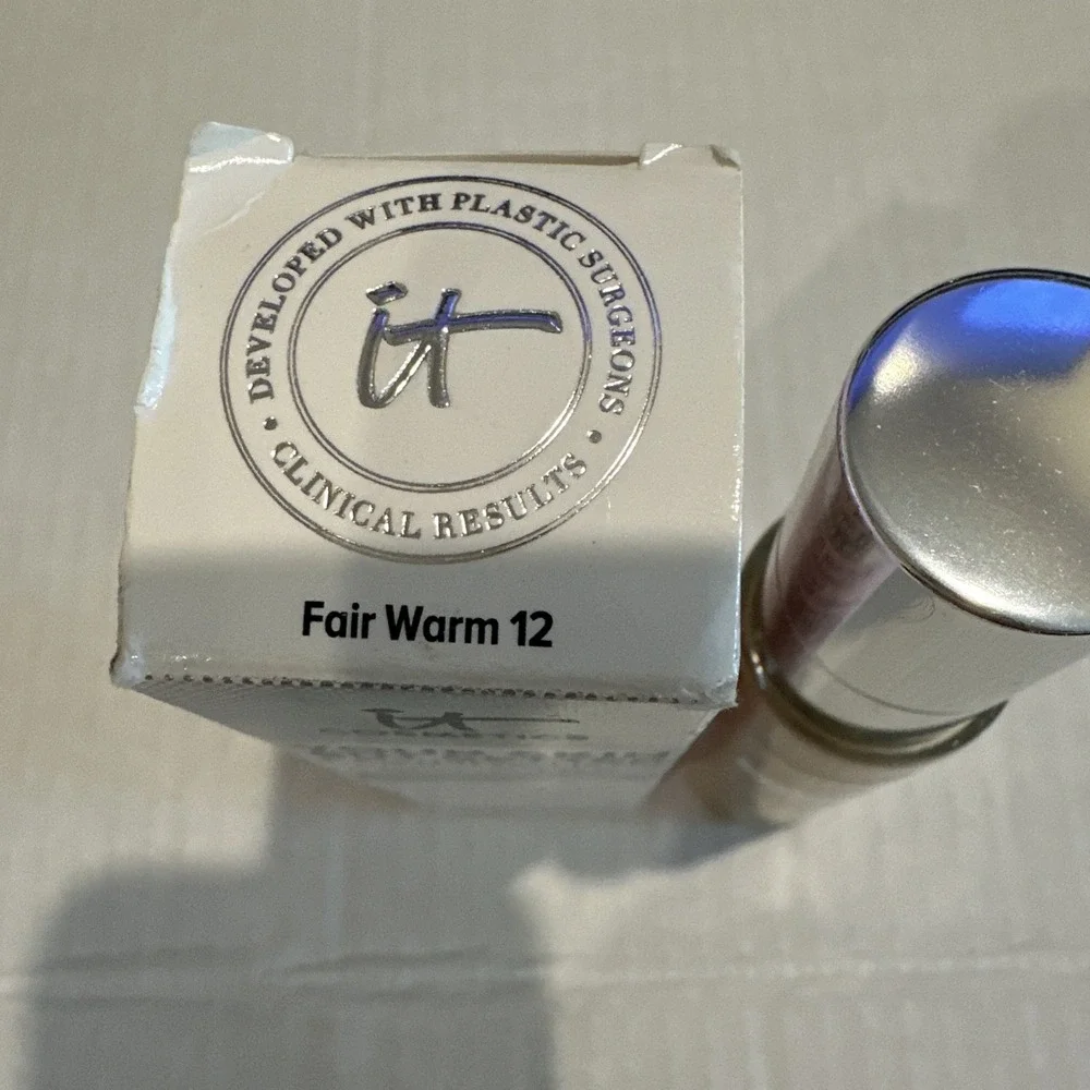 It Cosmetics Your Skin but Better Foundation + Skincare Shade Fair Warm 12